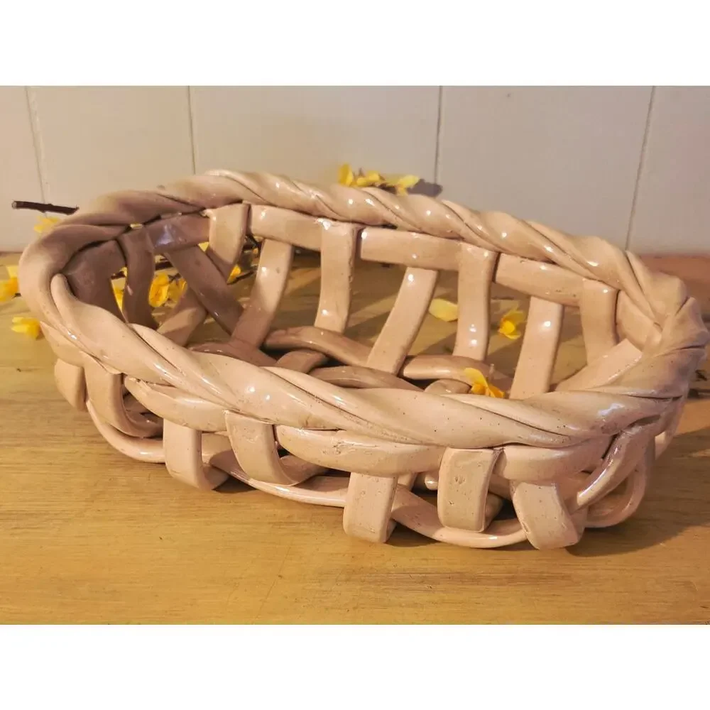 VTG Twisted/Overlapping Ceramic/Pottery Bread Or Fruit Bowl